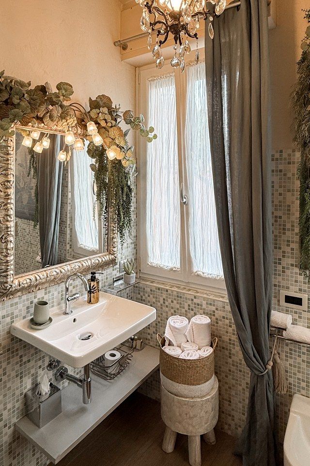Mit Mosaik verkleidetes Badezimmer in Madonna del Terraglio mit Wandwaschbecken und laubumranktem Spiegel